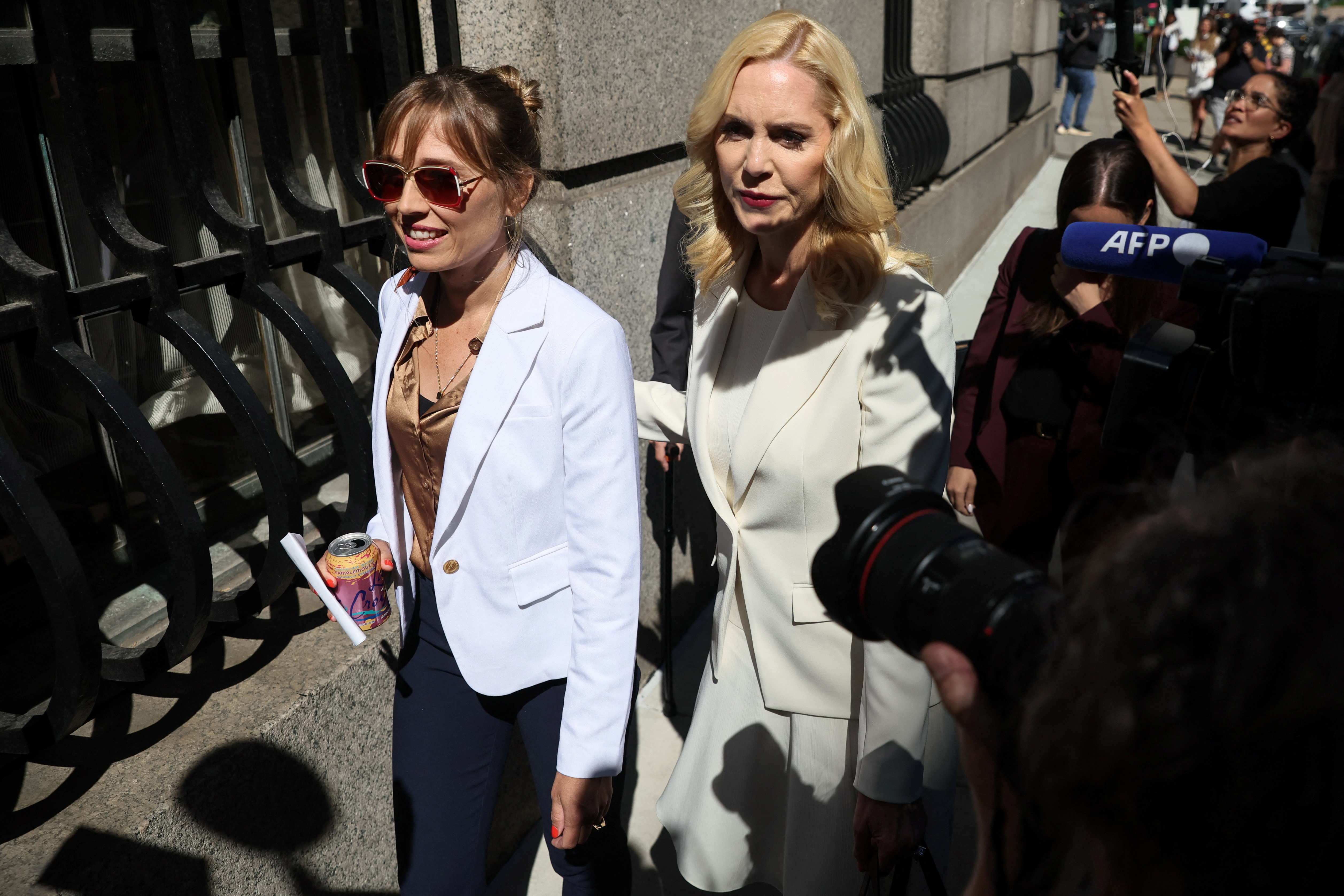 Annie Farmer, víctima de Jeffery Epstein, llega con la abogada Sigrid McCawley para la sentencia (REUTERS/Shannon Stapleton)