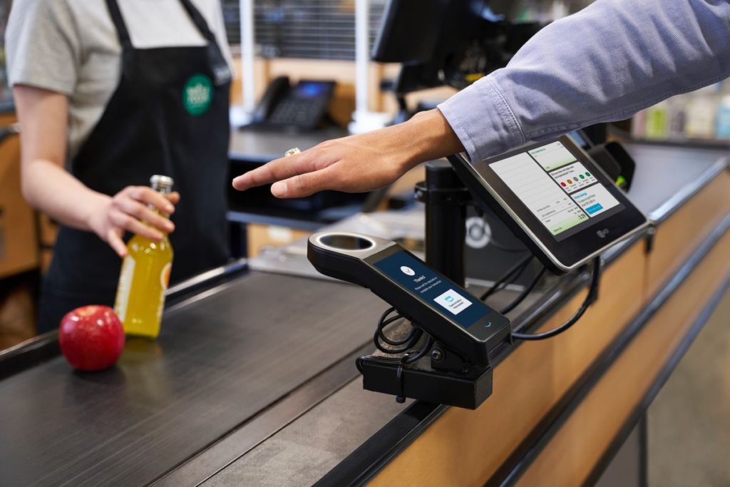El sistema de pago con la palma de la mano Amazon One se extiende en EEUU
