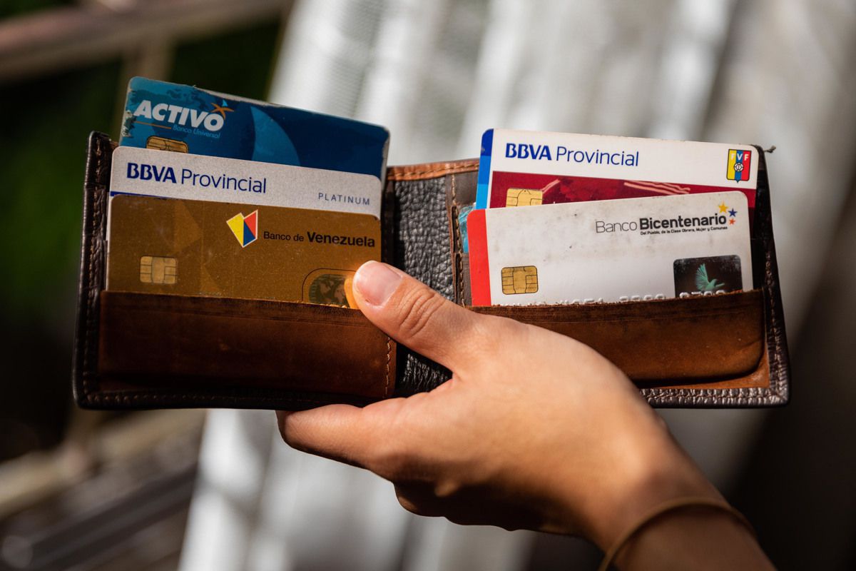 Entre los requisitos para solicitar una tarjeta de crédito se debe tener al menos 6 meses de actividad laboral. Foto: El Nacional