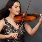 La conmovedora historia de la joven violinista venezolana que brilla en Wembley junto a Coldplay