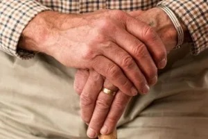 Un abuelo robó en una tienda para reencontrarse con su nieto en prisión