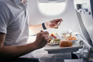 Tragedia en las alturas: Pasajero de un vuelo murió repentinamente tras un error en la comida que le sirvieron