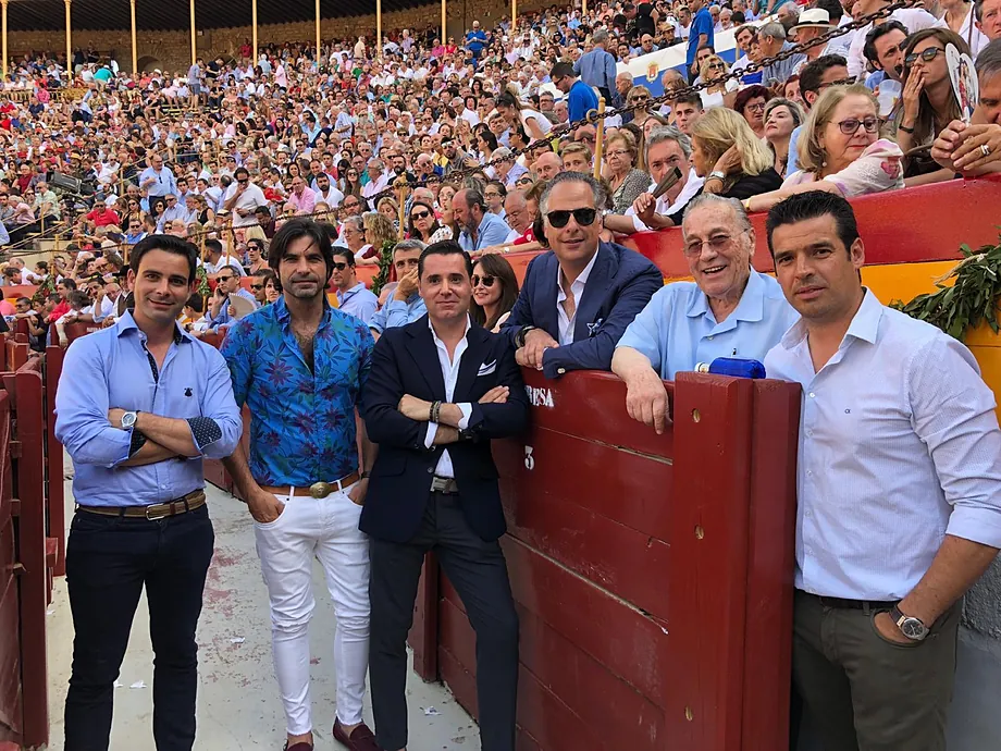 El empresario y otras personas junto a Javier Conde y Victoriano ValenciaCEDIDA