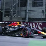 Max Verstappen reina en Las Vegas y aprieta tras la descalificación de los McLaren