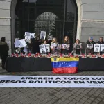Venezolanos recrean mesa de Navidad para mostrar el vacío que dejan los presos políticos
