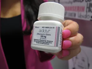 FDA aprueba una pastilla para aumentar la libido en mujeres que han pasado por la menopausia